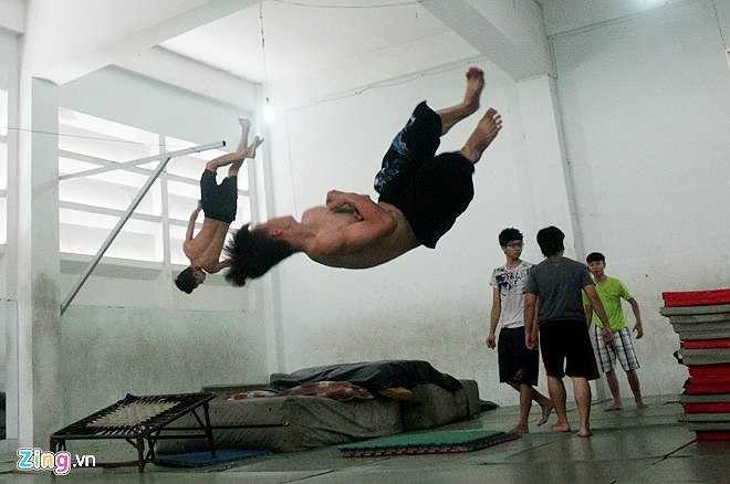 Một số bạn trong nhóm của Thành cho biết, để tập được môn thể thao mạo hiểm này đòi hỏi phải có sự gan dạ, nhanh nhẹn và kiên trì, tự theo dõi động tác của nhau. Tập dần từ những động tác dễ đến khó chứ không thể đốt cháy giai đoạn, rất dễ gặp tai nạn khi tiếp đất hoặc sai động tác.