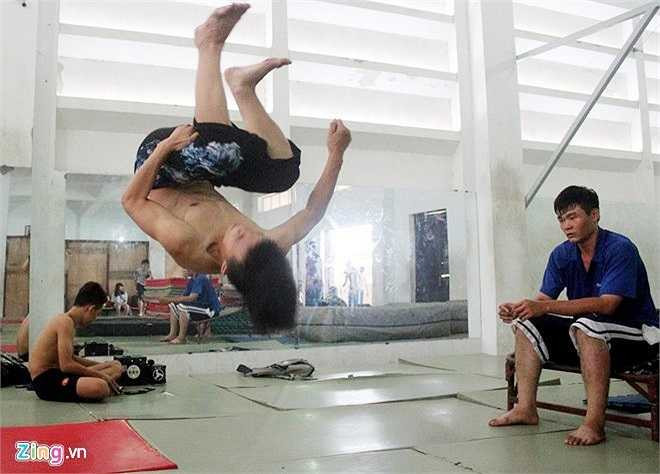 Backflin là động tác rất khó mà không nhiều bạn có thể thực hiện một cách thành thạo và động tác này khá nguy hiểm, đòi hỏi phải tiếp đất kỹ thuật khi không có đệm dầy đỡ phía dưới.