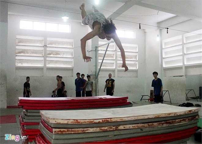 Parkour cũng được coi là nghệ thuật di chuyển khi biểu diễn các động tác vượt qua địa hình. Các bộ phận của chân, tay phối hợp nhịp nhàng khiến toàn bộ cơ thể của người chơi bay phóc qua các vật cản một cách nhẹ nhàng.