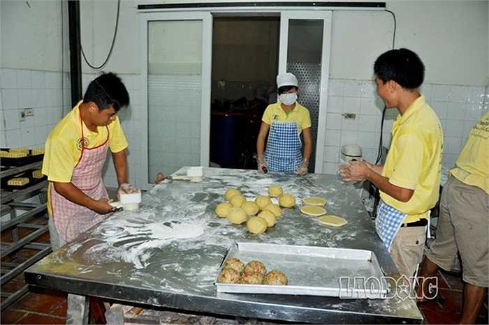 Tại các lò bánh Trung thu cổ truyền, hầu hết các công đoạn được sản xuất theo phương thức thủ công.