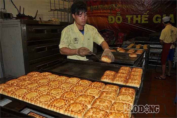 Bánh trung thu cổ truyền chỉ sản xuất vào dịp rằm tháng 8 hàng năm, do nhiều nguyên nhân hiện nay ở Hà Nội các cơ sở sản xuất đã bị mai mòn.