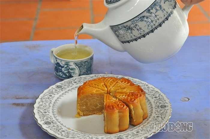 Ông Nguyễn Duy Tuấn - Phó chủ tịch phường Xuân Tảo, Bắc Từ Liêm, Hà Nội cho biết, khoảng 5-10 năm trước cả phường có 70-80 hộ làm bánh nhưng đến nay chỉ còn hơn 30 hộ đang duy trì nghề truyền thống.