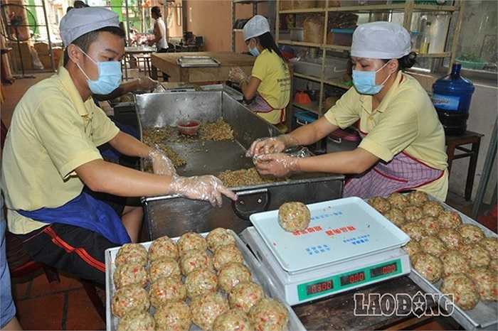 Các lò bánh sản xuất nhiều loại bánh với trọng lượng khác nhau, mỗi thành phần làm nên bánh có giá trị quyết định chất lượng của sản phẩm. Các loại bánh ngon, được ưa chuộng nhất vẫn thiên về nhân thập cẩm. 