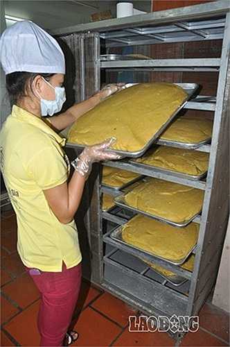 Đậu xanh là nguyên liệu không thể thiếu trong công đoạn sản xuất bánh trung thu. 