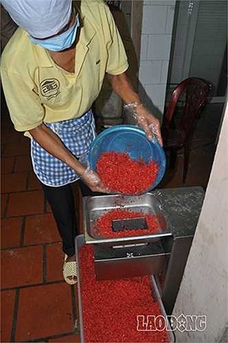 Thịt dăm bông được xay nhuyễn làm nhân, loại nhân bánh này được ưa chuộng trên thị trường bánh trung thu. 