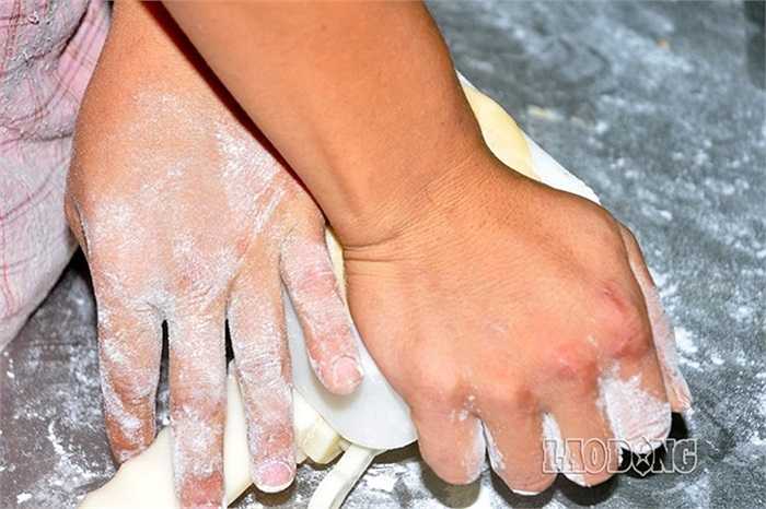 Việc tạo ra một chiếc bánh trung thu phải trải qua nhiều công đoạn như chế biến nguyên liệu, trộn nhân, làm cùi bánh v.v... Mỗi công đoạn đòi hỏi có những người thợ lành nghề, có kinh nghiệm.