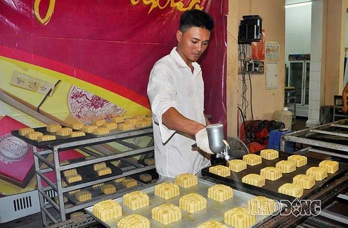 Vỏ bánh được vo tròn trước khi được đưa vào dập khuôn. Mỗi cơ sở bánh cổ truyền có nhiều loại khuôn để phục vụ cho quá trình làm.