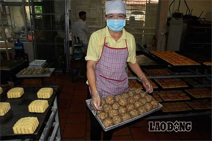 Bánh sau khi được tạo hình hoàn sẽ được phun lòng đỏ trứng trước khi cho vào lò nướng để có màu 'đặc trưng' của bánh trung thu.