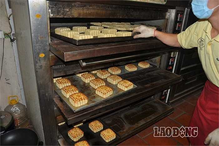 Tiếp sau đó, bánh được đưa vào lò nướng. Ngày xưa bánh nướng bằng lò than nhưng hiện nay đã được thay thế bằng các lò nhiệt điện.