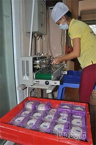  Các công nhân phải làm việc hết sức tỉ mỉ và cẩn trọng, bánh được xoay dần đều tránh tình trạng chín không đều hoặc bánh bị cháy. 