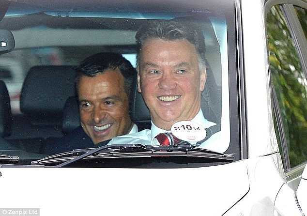 Trước buổi lễ kí kết hợp đồng với Di Maria, các tay săn ảnh phát hiện Van Gaal thân mật với 'siêu cò' Jorges Mendes - cũng là người đại diện của Di Maria. 