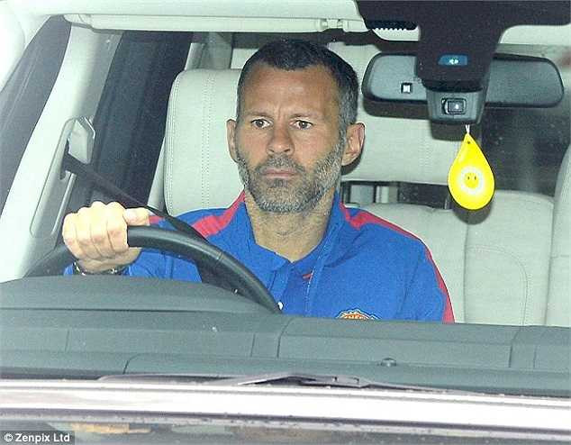 Trợ lý HLV Ryan Giggs cũng kịp có mặt đón chào bản hợp đồng kỉ lục chuyển nhượng Premier League. 
