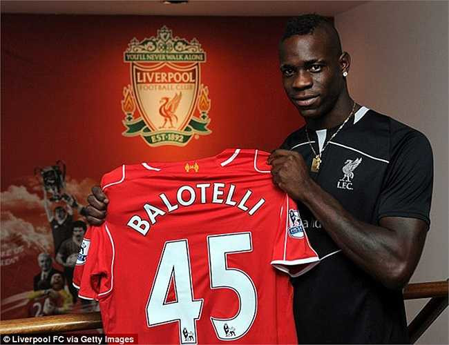 Balotelli tiếp tục giữ áo số 45 kể từ thời mới ra mắt Inter. Anh chia sẻ, hồi đó các cầu thủ trẻ chỉ được chọn số từ 36 đến 50, và anh đã chọn số 45 vì 4+5=9