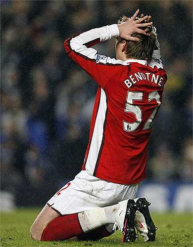 Từng mặc áo số 26 nhưng chơi quá dở, Nicklas Bendtner gấp đôi số áo của mình lên thành 52. Có lẽ anh muốn được nhớ đến như 'máy dội bom' B52 chăng?