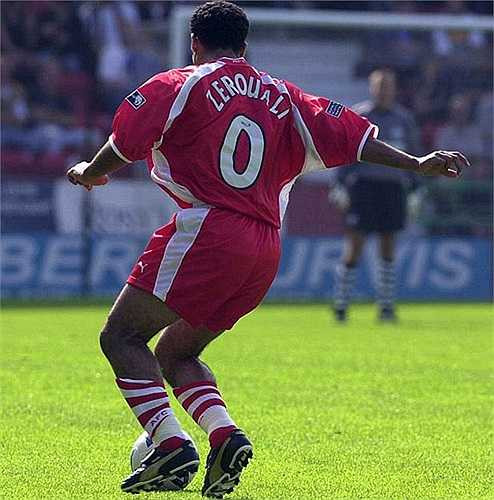 Sau khi chuyển sang Aberdeen năm 2000, tiền đạo người Maroc Hicham Zerouali đã nhận chiếc áo số 0. Lý do là bởi biệt danh của anh này là 'Zero'. Đây cũng là lần đầu tiên và duy nhất trong lịch sử bóng đá, 1 cầu thủ khoác chiếc áo này