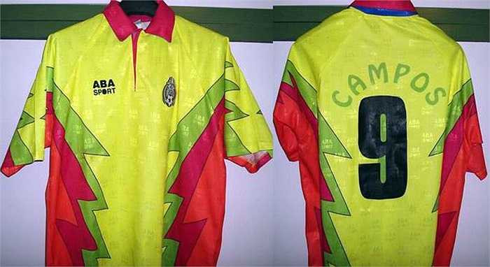 Thủ thành huyền thoại của Mexico Jorge Campos từng có thời mặc áo số 9 đứng trong khung thành. Anh có vẻ như luyến tiếc vị trí tiền đạo, vị trí anh khởi nghiệp khi còn là cầu thủ trẻ