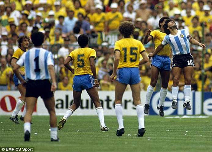 Tại Espana 82, ĐT Argentina đã quyết định đánh số áo cầu thủ theo bảng chữ cái ABC. Chính vì vậy, Ossie Ardiles phải mặc áo số 1. Chỉ có một ngoại lệ duy nhất dành cho Diego Maradona, khi Cậu bé vàng được mặc áo số 10 thay vì thứ tự 12 của ông
