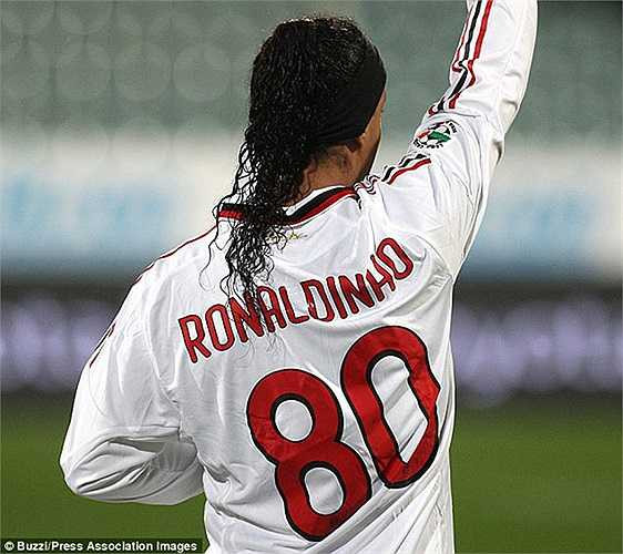 Cũng trong quãng thời gian này, AC Milan còn có một loạt số áo kiểu năm sinh như Ronaldinho. Ro 'vẩu' khoác áo 80 vì số 10 vẫn thuộc quyền sở hữu của Seedorf
