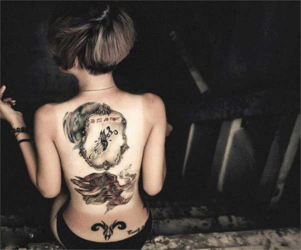 Hình xăm trên lưng của cô. Ảnh: AC Photo.