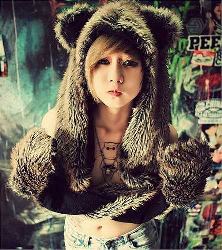 Sở hữu gương mặt sáng cùng nhiều hình xăm độc lạ khắp cơ thể, Thiên Nhi thường xuyên được mời làm mẫu ảnh cho các nhiếp gia quan tâm đến nghệ thuật xăm hình. Hình ảnh trước ngực khá độc lạ của 9X Sài thành. Ảnh: Nell Nguyễn.