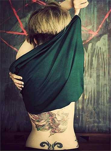 Nhi thường xuyên nhận được ánh nhìn không mấy thiện cảm của các bạn vì hình xăm khắp cơ thể, nhưng rồi cũng quen. Những lúc trở thành tâm điểm của sự chú ý, mình thường chọn cách im lặng và luôn tự nhủ rằng: Những người xăm mình, xỏ khuyên phải nỗ lực để sống tốt gấp đôi, nếu muốn xã hội mau chóng tay đổi cách nhìn, xóa bỏ định kiến - Thiên Nhi nói. Ảnh: Nell Nguyễn.