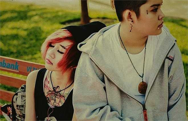 Ngoài sở thích xăm mình, xỏ khuyên, Thiên Nhi còn mê nhảy, cô đang sinh hoạt ở nhóm nhảy La Différence, chuẩn bị tham gia giải đấu hiphop do nhóm tổ chức. Trên gương mặt cô có khá nhiều lỗ khuyên. Ảnh: Yuo.