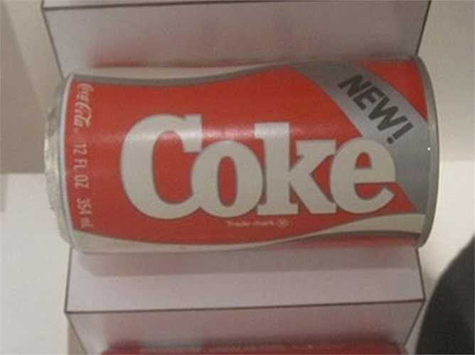 New Coke – 1985: Đầu những năm 1980, Coke thất thế so với Pepsi nên hãng này cố gắng tạo ra một sản phẩm có hương vị ngon hơn đối thủ. New Coke được đưa ra thị trường năm 1985 và trở thành sai lầm thảm thiết. Sau một vài tuần, Coke đã từ bỏ sản phẩm này và trở lại với công thức cũ với một cái tên mới: Coca-Cola Classic.
