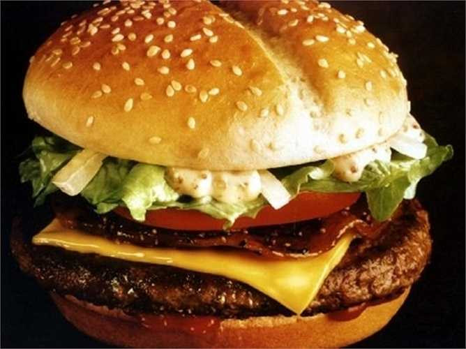 Arch Deluxe của McDonald – 1996: Hãng McDonald đã giới thiệu Arch Deluxe năm 1996 với dự định thu hút 'những người thượng lưu đô thị' bên cạnh khách hàng mục tiêu của mình. Với chi phí 100 triệu USD, Arch Deluxe đã trở thành một trong những sản phẩm thất bại đắt tiền nhất trong lịch sử. 