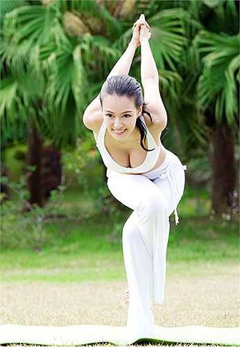 Dù mới 27 tuổi nhưng cô đã có 13 năm luyện tập yoga