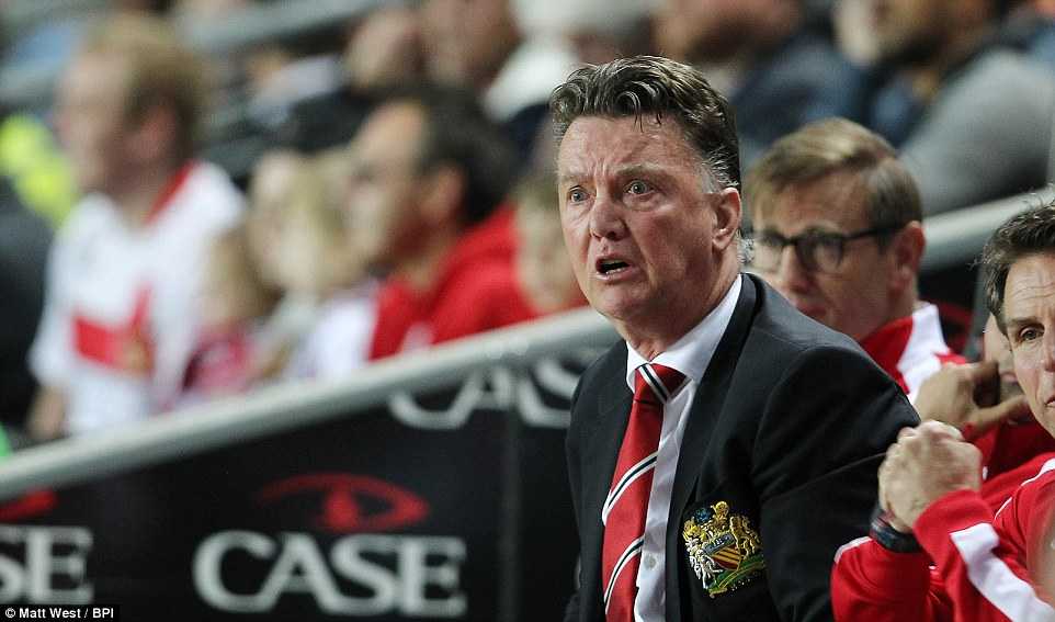 Nét mặt thẫn thờ của Van Gaal khi chứng kiến các học trò thất bại 4 bàn không gỡ trước MK Dons