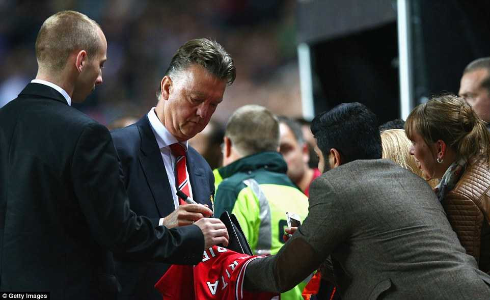 Van Gaal kêu gọi CĐV Man Utd nên tin tưởng đội bóng