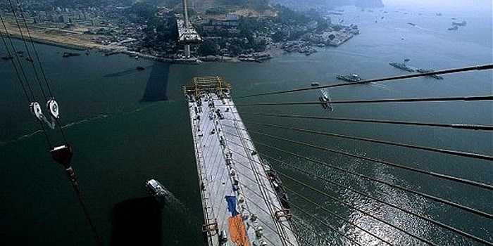 Cầu Bãi Cháy (TP. Hạ Long, tỉnh Quảng Ninh) được đầu tư với số tiền hơn 1.400 tỉ đồng đã đưa vào khai thác sử dụng từ cuối năm 2006 tới nay. (Ảnh: Một thế giới)