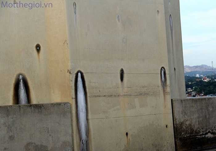 uy nhiên, theo phản ánh của người dân thời gian gần đây, trên hai mặt thân trụ cầu (trụ từ phía Hạ Long sang Cái Lân) xuất hiện hàng chục vết rỉ nước. (Ảnh: Một thế giới)