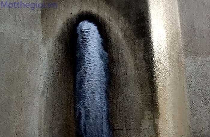 Phía mặt thân trụ cầu hướng đường Hạ Long - Cái Lân có 6 điểm rỉ nước, tại khoảng cách từ mặt cầu lên cao khoảng 1 mét. (Ảnh: Một thế giới)