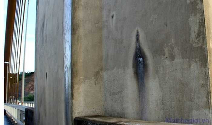 Nước rỉ ra ngoài nhiều khiến tích tụ thành những mảng bám màu trắng đục. (Ảnh: Một thế giới)