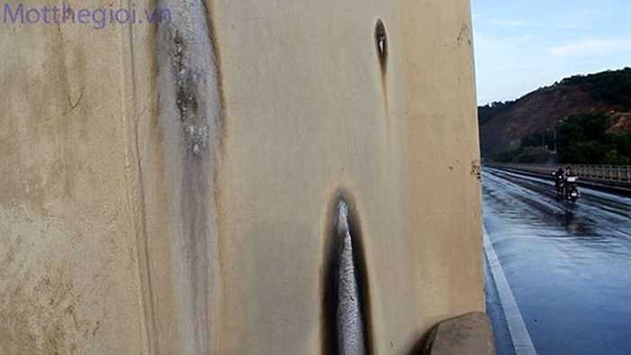 ả hai phía mặt thân trụ cầu thứ hai từ phía Cái Lân sang bên Hạ Long đều xuất hiện rất nhiều điểm rỉ nước. (Ảnh: Một thế giới)