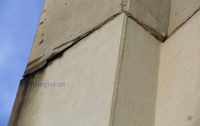 Không những vậy, tại điểm tiếp nối giữa hai khối bê-tông cách mặc cầu chừng 6-7 m, quan sát bằng mắt thường cũng thấy sự xô lệch. (Ảnh: Một thế giới)