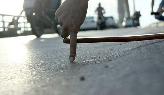 Ngoài ra, trên mặt cầu xuất hiện nhiều điểm hằn lún, tạo thành sống trâu. Có điểm lún sâu tới hơn 10cm. (Ảnh: Một thế giới)