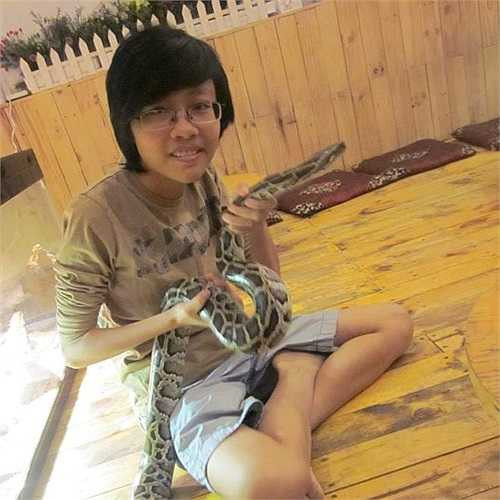 Ngô Nhật Minh sinh năm 1996, hiện học ngành mỹ thuật tại TP.HCM. Khi 15 tuổi, Minh đã bắt đầu tìm hiểu và nuôi bò sát, cô gái 18 tuổi này đang sỡ hữu 2 rùa Núi Vàng, 2 rồng Nam Mỹ, 2 kỳ tôm... Chú trăn này trước đây cô nuôi, nhưng hiện tại Minh đã chia tay con vật này.