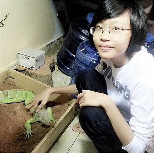 Chyện bắt đầu khoảng 3 năm trước. Lúc đó trường Minh tổ chức đi ngoại khóa, xem xiếc… Đến tiết mục xiếc trăn, chú diễn viên mời cô lên cầm con trăn và diễn chung, lúc đầu vô cùng sợ hãi nhưng lúc sau Minh cảm thấy vô cùng thích thú.