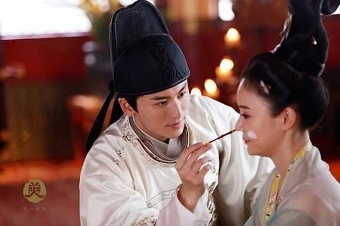 Vào đời nhà Đường, thời Võ Tắc Thiên, vị thái y trẻ tuổi Hà Lan Quân nổi tiếng chuyên lo chuyện thuốc thang cho Nữ hoàng, được sủng ái nên tính tình kiêu ngạo, xem trời bằng vung.