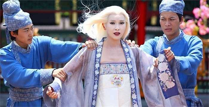 Ở hậu cung, Hạ Lan Quân lấy việc làm đẹp cho các cung nữ như thú tiêu khiển. Thế rồi, mọi thứ mất hết khi chàng bị hãm hại, lại phát hiện đứa con hết mực thương yêu không phải con mình. Lưu lạc chốn giang hồ, Hạ Lan Quân được bà chủ thanh lâu Tô Liên Y cưu mang. 