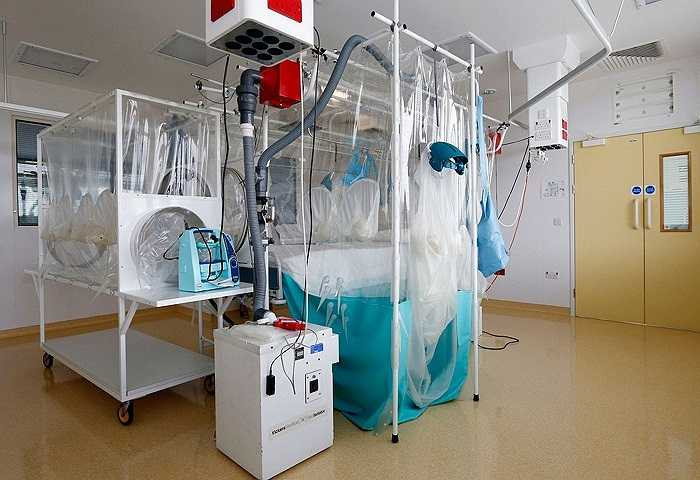 Còn đây là các dụng cụ và thiết bị cách ly tiên tiến tại bệnh viện Royal Free.