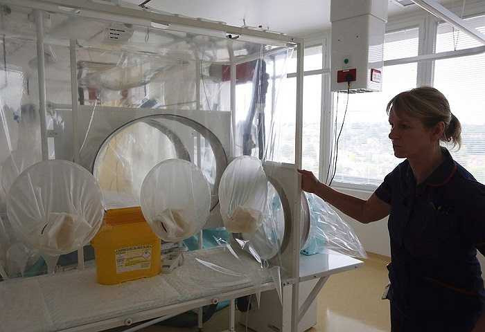 Một nữ nhân viên y tế đang chuẩn bị các thủ tục trước khi điều trị cho các bệnh nhân nghi nhiễm virus Ebola.