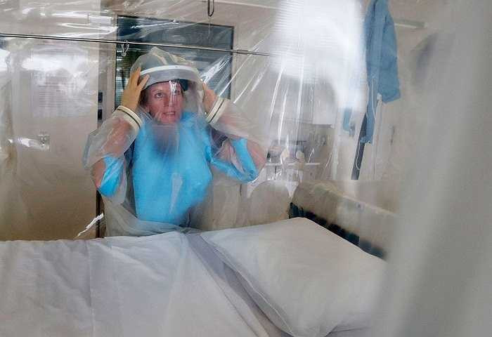 Theo WHO, sự thiếu hụt hoặc sử dụng không đúng cách các thiết bị bảo hộ, thiếu nhân viên y tế hoặc các nhân viên y tế ở trong các trung tâm cách ly dịch bệnh quá lâu là một số trong những nguyên nhân dẫn đến tại sao rất nhiều người trong số họ bị nhiễm bệnh.