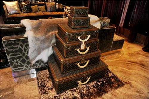 Những chiếc va ly hàng hiệu được anh sưu tầm, trang trí ngay phòng khách.