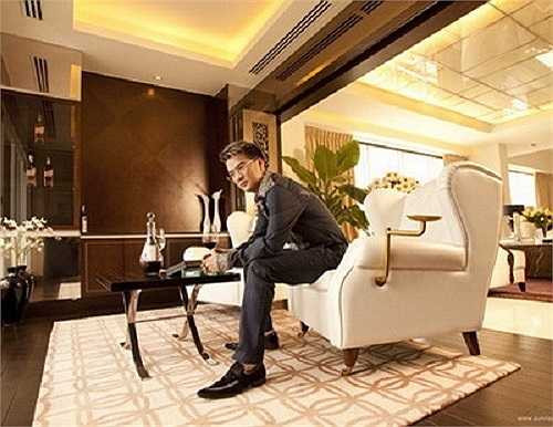 Với tổng diện tích căn hộ khoảng 700 m2, chưa kể đến sân vườn trên cao, Đàm Vĩnh Hưng trở thành một trong những sao Việt đầu tiên sở hữu biệt thự trên cao đáng mơ ước này.