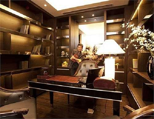 Mr Đàm trong thư viện