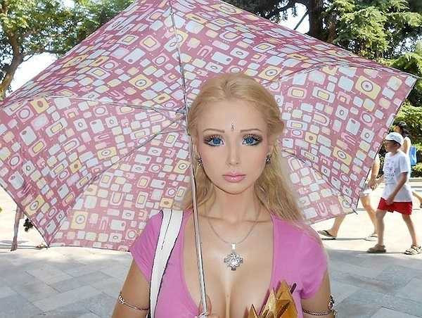 Cô gái 28 tuổi Valeria Lukyanova là người mẫu nổi tiếng tại Ukraine và thế giới. Cô sở hữu một gương mặt và thân hình giống hệt búp bê Barbie.
