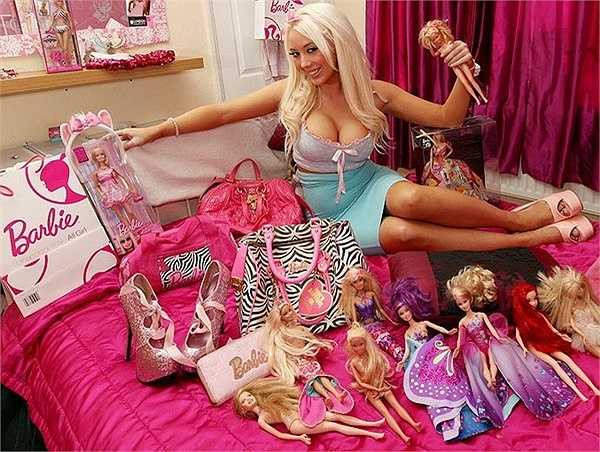 Dù sở hữu mái tóc vàng tự nhiên nhưng Laura cũng thừa nhận rằng, cô đã tẩy trắng tóc để có được màu tóc giống những cô nàng búp bê Barbie. 